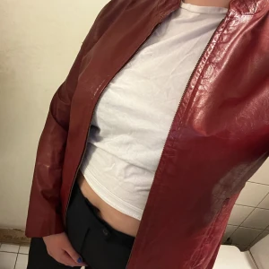 Röd läderjacka  - Säljer en röd läderjacka (äkta läder tror jag) fint skick, Strl: 36, kan bäras lika väl som en one size. Kom gärna med prisförslag :) 