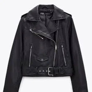 Skinnjacka - Jag säljer min skinnjacka från Zara. Inte mycket använd. För bilder av jackan, skriv till mig☺️