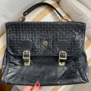 Okay Sac - Okay Sac vintage veske! I ekte skin! Veldig kul, plass til Mac/data. Perfekt for skole/universitet.  Send melding for flere bilder