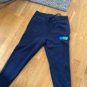 hoodrich byxor - köptes för 800 och säljer för 500kr. Pris kan diskuteras. Köparen står för frakten ❤️inga defekter 