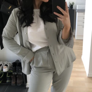 Gröt set  - Ett grönt set från bubbleroom.   Använt vid två tillfällen så väldigt fint skick.  Strl 36/38.