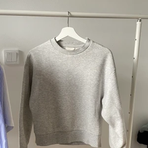 Tröja från Gina  - Grå tröja från Gina 