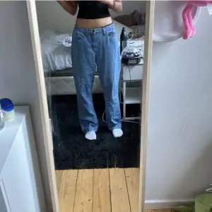 Lågmidjade baggy jeans från secondhand. Köparen står för frakt.