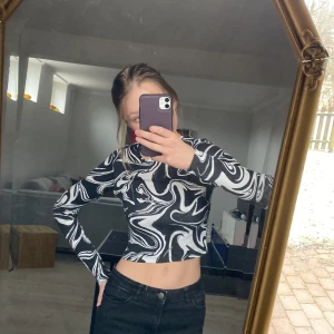 Cropad långärmad topp - Super fin topp med ett snyggt mönster och öppen rygg!  Säljer den pågrund av att den kommer till användning alldeles för lite. Den är bara använd ett fåtal gånger. Den har inga fläckar eller liknande. Frakten står köparen för!💞