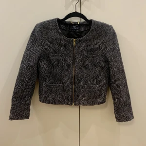 Kavaj, STOCKH LM. Strl. 36 - Kort kavajjacka från STOCKH LM / MQ i storlek 36