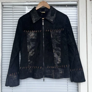 Mockajacka - Svincool mockajacka i fint skick säljes! Strl: S, normal i storleken. Kan inte garantera att det är äkta mocka, men supermjukt material❤️‍🔥