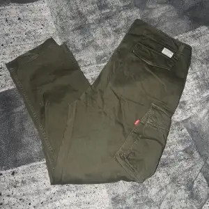 Cargo pants från Levis, använda men bra skick 