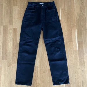 Svarta Raka Jeans - Fina jeans i en rak modell från Gina Tricot som inte kommer till användning💕 Har inga fläckar😊