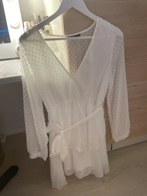 Studentklänning  - Vit klänning, burits en gång på studenten