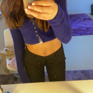 Lågmidjade konstymbyxor - Säljer mina lågmidjade kostymbyxor från bikbok☺️ köptes i höstas därav i väldigt fint skick, säljs pga att de inte kommer till användning längre och har tänkt köpa en större storlek. Kom privat för fler bilder💓