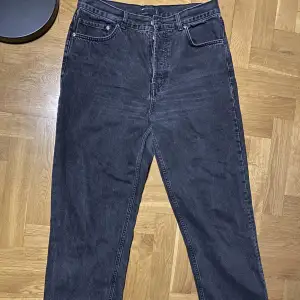 Välanvända ASOS jeans i storlek 32. Dessa köptes i längd 38 (som på bilden) men har klippt upp dom till längd 32/33. Fina jeans fortfarande väldigt bra skick!