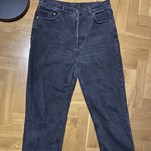ASOS Design Jeans - Välanvända ASOS jeans i storlek 32. Dessa köptes i längd 38 (som på bilden) men har klippt upp dom till längd 32/33. Fina jeans fortfarande väldigt bra skick!
