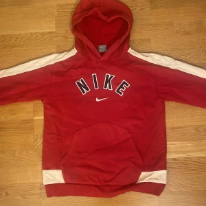 Nike hoodie storlek xs/s  - Jättefin vintage nike-tröja som tyvärr inte kommer till användning längre. Passar ungefär en xs/s och är köpt här på Plick. Pris går att diskuteras ❤️