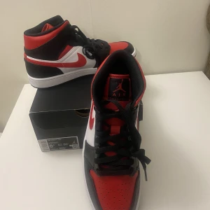 Helt oanvända Jordan 1 fire red - Ett par helt oanvända Jordan 1 fire red köpa från Nike.com för 1449 kr flera bilder kan skickas om behövs. Köparen står för frakten. Pris kan diskuteras 