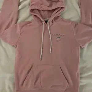 Sparsamt använd Gant hoodie strl S💞(pris kan diskuteras vid snabb affär)