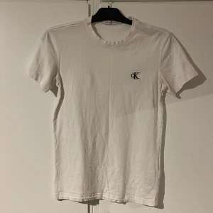 Ck tröja - Säljer min ck tshirt, använd få ggr