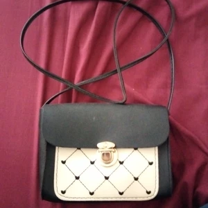 Handväska  - Handväska köpt från Zara passar till båda barn och vuxna och tanter 