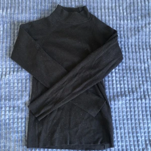 Svart tröja  - En svart långärmad med en liten krage till