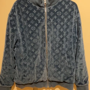 Lv tröja - Säljer min snygga lv tröja som är i stl L och är i ett bra skick hör av er för andra frågor 