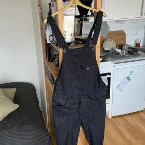 Hängslebyxor - Säljer hängselbyxor då de var alldeles för tighta för mig🥲🥲 