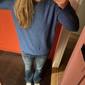 Skönaste kashmirtröjan 🥰 - Säljer min kashmirtröja från Soft Goat då den inte kommer till användning längre 💕 Den är i storlek S men passar även M och L beroende på hur man vill att den ska sitta. Säljer för 285 kr + frakt 💕