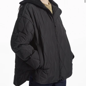 Söker - Hej! Söker denna jacka från cos i stl m eller L så om någon har den och kan tänka sig sälja är jag intresserad 🫶🏼