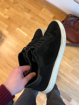 Axel Arigato sneakers  - Axel arigato skor i svart mocka. De är välanvända men har fortfarande mer att ge. Säljs i befintligt skick. 