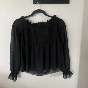 Blus - En jätte fin of shoulder blus, perfekt till våren och sommaren! Väldigt fint skick då den endast är använd någon gång. Skriv privat för fler bilder och priser kan diskuteras. Den är i storlek M men passar en XS och S skulle jag säga 💗🫶🏼
