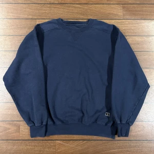 Russel Sweatshirt blank  - Snygg vintage sweatshirt i storlek M från Russel Athletic! Bara att skriva om du undrar över något🙏