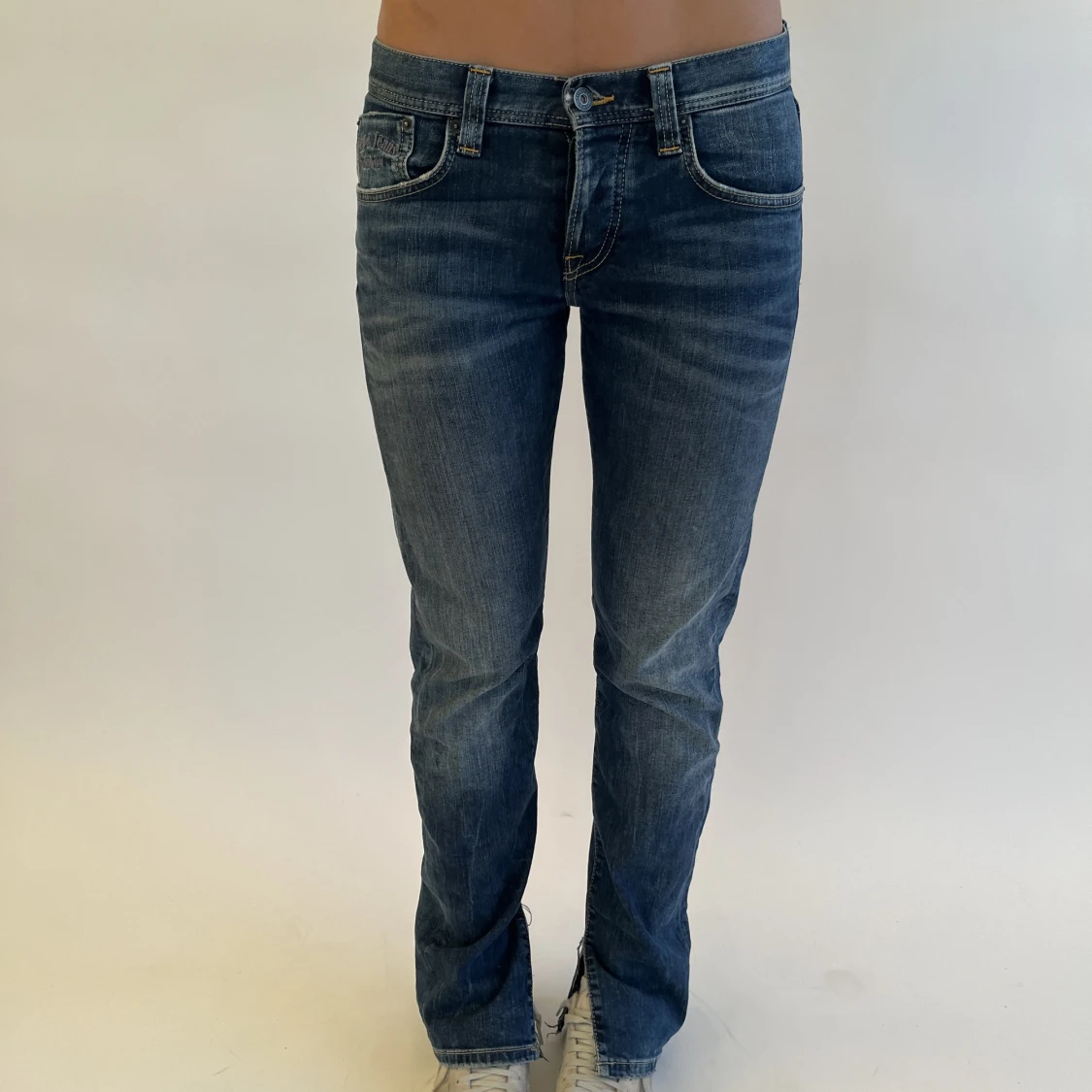 Lågmidjade jeans med slits!