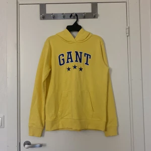 Gant Hoodie - (Helt ny) Hej, jag tänker mig att sälja den har gant hoodie eftersom den är fel storlek och inte färgen jag speciellt gillar. Hoodien har varit använd cirka 3 gånger. Priset går mellan 400-500kr