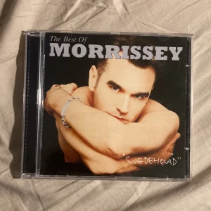 The Best Of Morrissey “SUEDEHEAD” (CD) - På cd! 19 låtar av morrisseys bästa. Väldigt bra skiva, knappast använd !