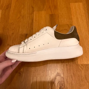 Alexander McQueen - Säljer mina Alexander McQueen inköpta på nk Göteborg. Kvitto finns samt låda och extra skosnören. Fint men använt skick.  Köparen står för eventuell fraktkostnad. Dm för fler bilder 