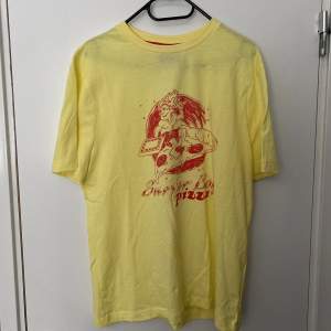 Säljer denna Stranger Things T-shirt som jag köpte från primark i Tyskland!☺️den är helt oanvänd endast provad☺️ det är ett motiv på framsidan men inget på baksidan!☺️STL: L☺️ säljer för 80kr + frakt!☺️ LÄS BION!☺️
