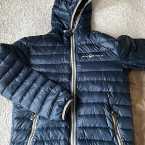 Sail Racing jacka - Lättviktsjacka. I fint begagnat skick förutom en reva. Se bild