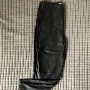 Läderbyxor  - Snygga läder byxor/pu-pants från NA-KD🖤Perfekta till fest🫶🏼 Använda fåtal gånger men som nya