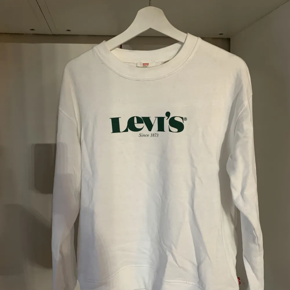 Säljer denna Levis sweatshirten då jag rensar garderoben🫶🏼 endast använd några gånger så i nyskick💕 nypris 700kr säljes för 100kr. Tröjor & Koftor.