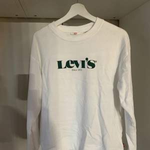 Säljer denna Levis sweatshirten då jag rensar garderoben🫶🏼 endast använd några gånger så i nyskick💕 nypris 700kr säljes för 100kr