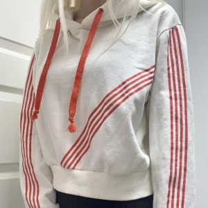 Bikbok - oanvänd - Köpte denna för ett tag sedan, men den har aldrig kommit till användning, den är mjuk och sitter snyggt💛