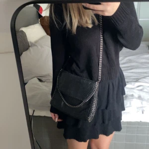 Väska - Säljer denna skitfina väska pågrund av att jag har flera liknande🥰🥰superbra skick och rymlig, priset kan diskuteras