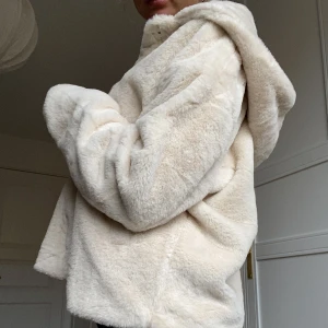Söt fusk päls jacka - Så söt fake päls jacka i jätte mjukt och mysigt material passar perfekt till vår/höstjacka🥰köp ej frakt via appen!💞
