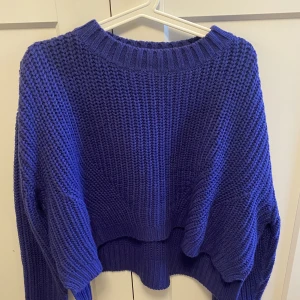 Stickad tröja - Så fin lila/blå stickad tröja. Använd 2 gånger. Kortare i fram och lite längre i bak.
