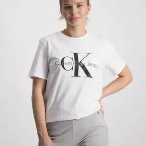 Vit Calvin Klein T-shirt i storlek xs, bra skick men något skrynklig , behövs strykas ;))  nypris 520 kr ! Man får stå för frakten sjölv 