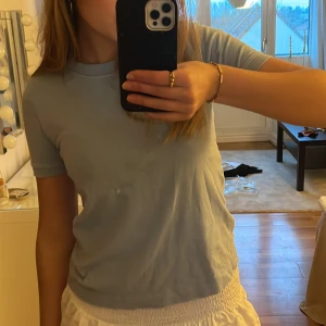 Blå t-shirt - Fin nästan helt oanvänd t-shirt från Zara, super bra skick:)