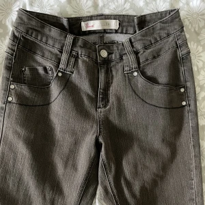 Bruna byxor  - Ett par coola bruna byxor med coola fickor där bak som är straight leg fast lite mer baggy(inte skinny iaf). Säljer pga att jag inte använder dom tyvärr. De är i bra skick inga hål eller något. Köparen står för frakt eller mötas upp. Pris kan diskuteras💞