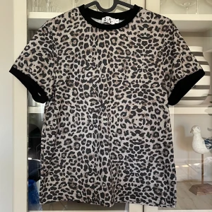 T-shirt - T-shirt från Linn Ahlborgs kollektion med NAKD🤎🤍