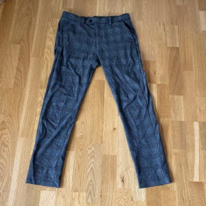 Kostymbyxor  - Jack & Jones kostymbyxor  Storlek: 31/30 Lite skrynkliga pga de legat i en låda, men går ju att stryka