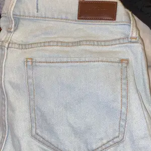 Low - rise hollister jeans som har blivit små för mig. Dem e jätte fina till sommaren. Skriv om du är intresserad. Har själv köpt dem för 600 kr för 2 år sen har bara använt 3 gånger. 
