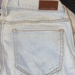 Hollister low -rise jeans  - Low - rise hollister jeans som har blivit små för mig. Dem e jätte fina till sommaren. Skriv om du är intresserad. Har själv köpt dem för 600 kr för 2 år sen har bara använt 3 gånger. 