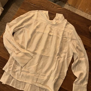 Vit blus  - Knappt använd Silkesmaterial